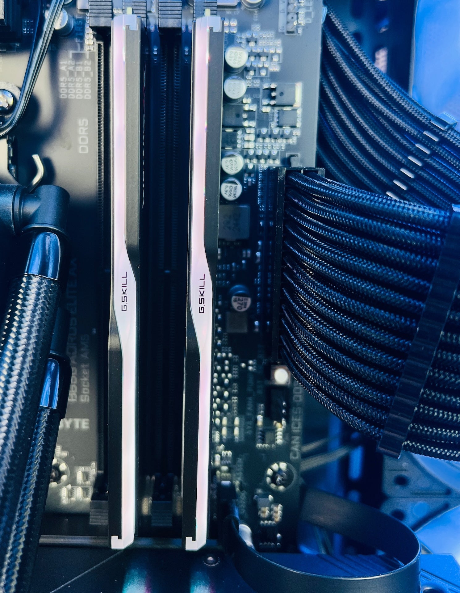 RX 9070 XT Ryzen 7700X 32GB DDR5 2TB M.2 Win 11 Pro Gaming PC Black