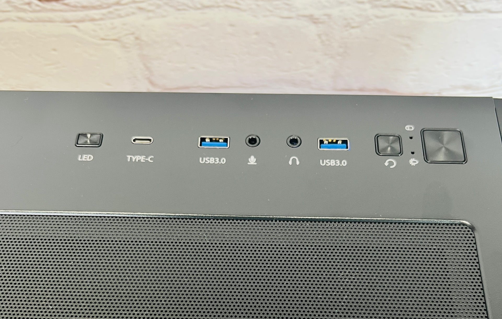 RX 9070 XT Ryzen 7700X 32GB DDR5 2TB M.2 Win 11 Pro Gaming PC Black