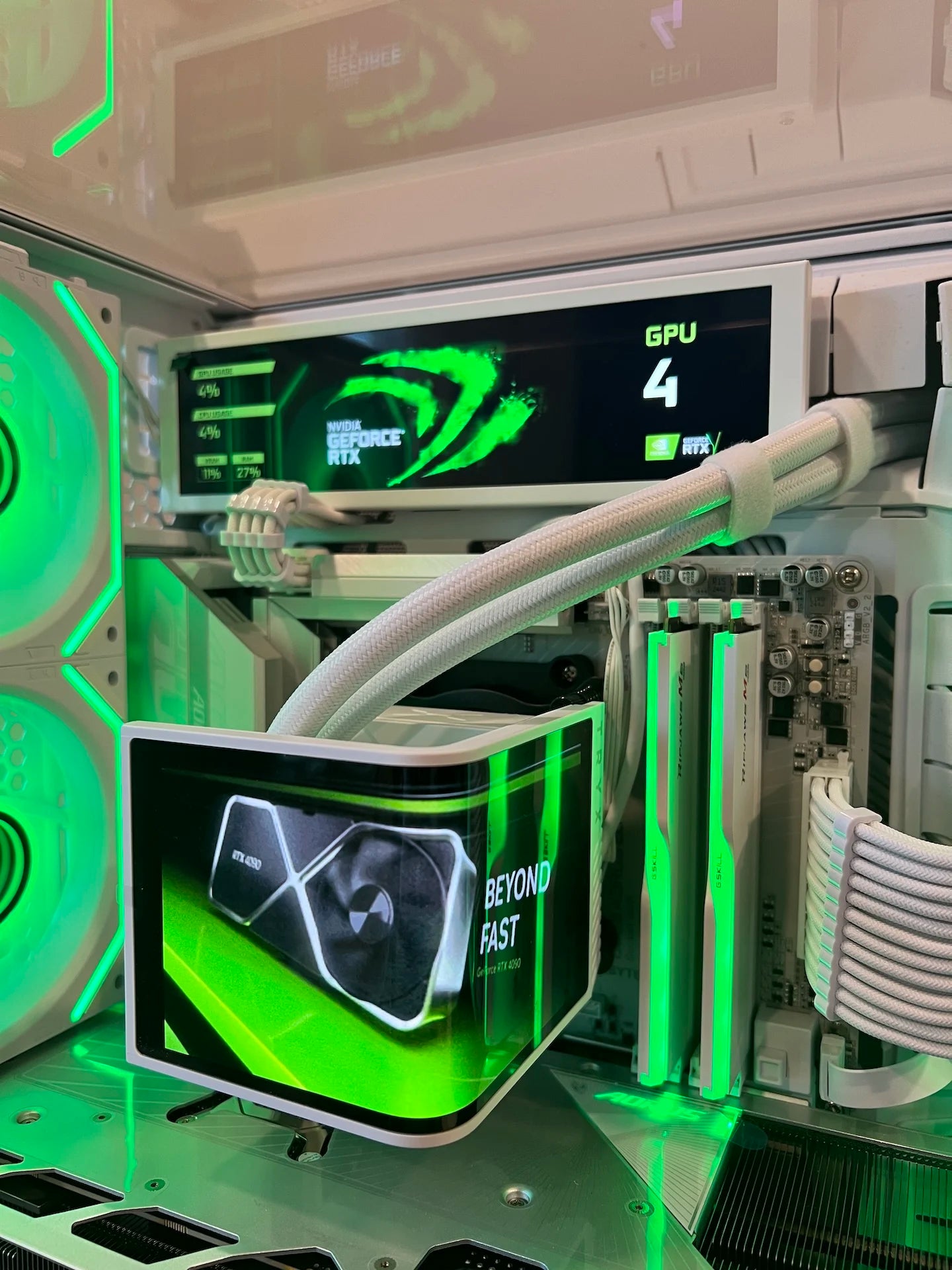 The Chameleon RTX 5080 Master Ice Ryzen 9800X3D 32GB DDR5 2TB M.2 Win 11 Pro