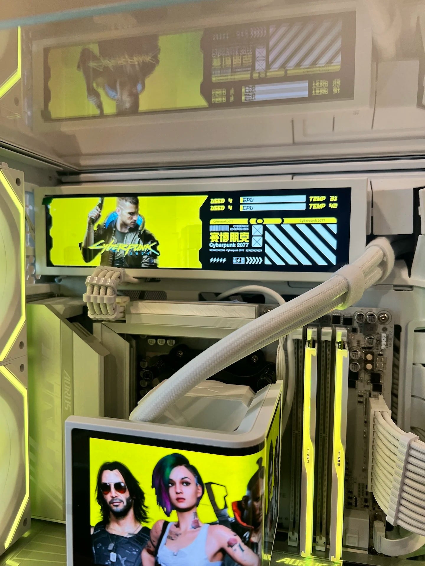 The Chameleon RTX 5080 Master Ice Ryzen 9800X3D 32GB DDR5 2TB M.2 Win 11 Pro