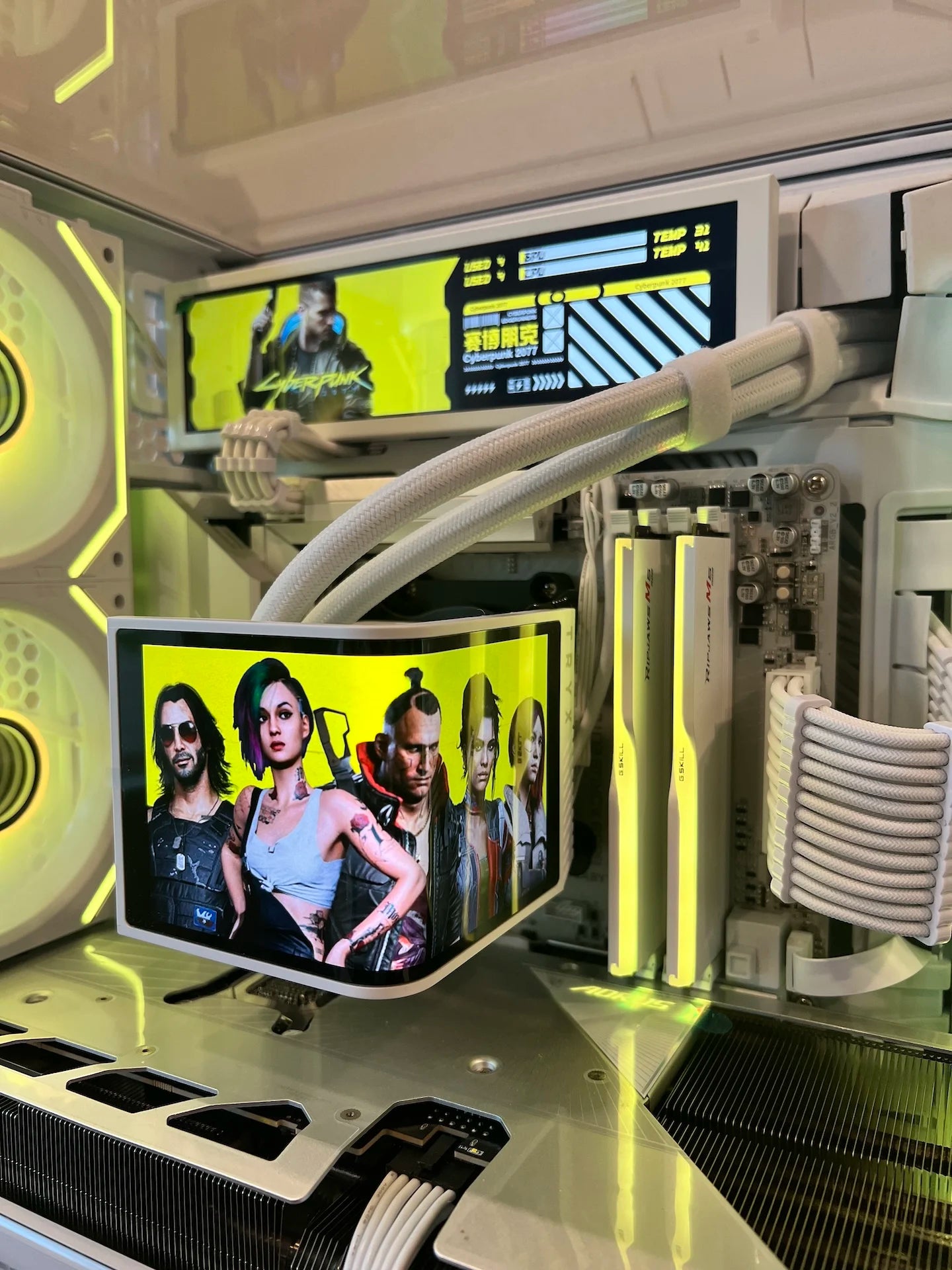 The Chameleon RTX 5080 Master Ice Ryzen 9800X3D 32GB DDR5 2TB M.2 Win 11 Pro