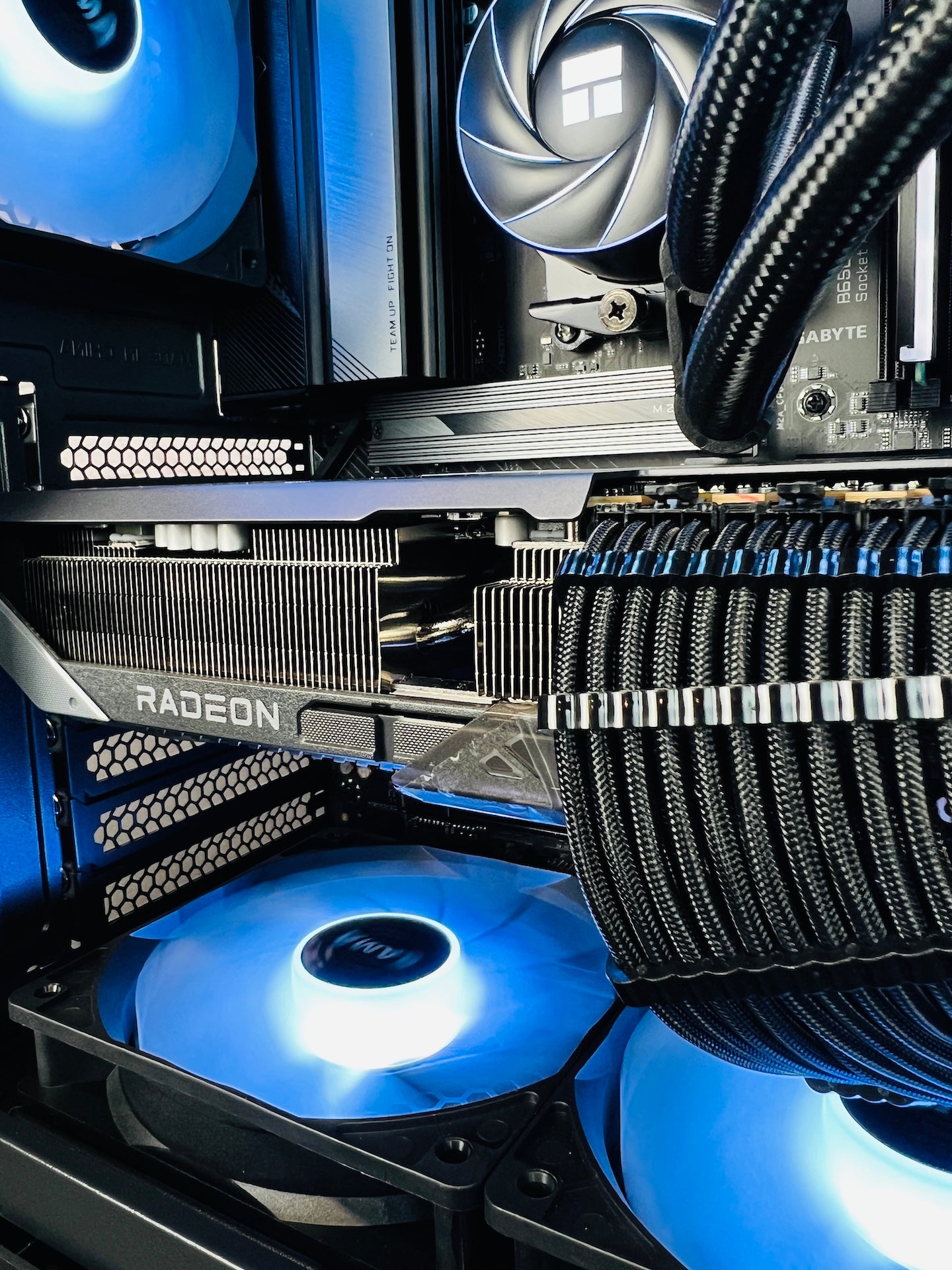 RX 9070 XT Ryzen 7700X 32GB DDR5 2TB M.2 Win 11 Pro Gaming PC