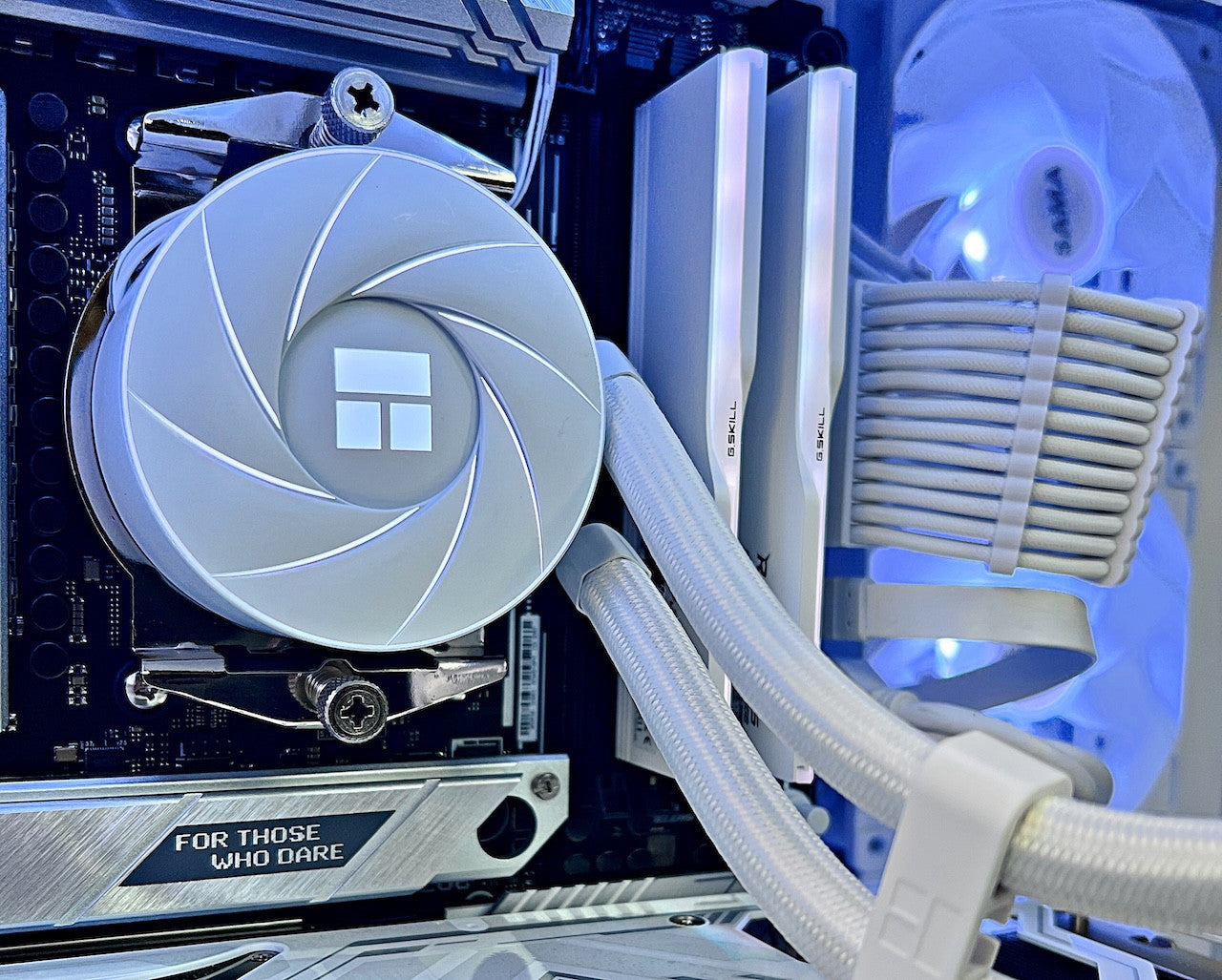 RX 9070 XT Ryzen 7700X 32GB DDR5 2TB M.2 Win 11 Pro Gaming PC