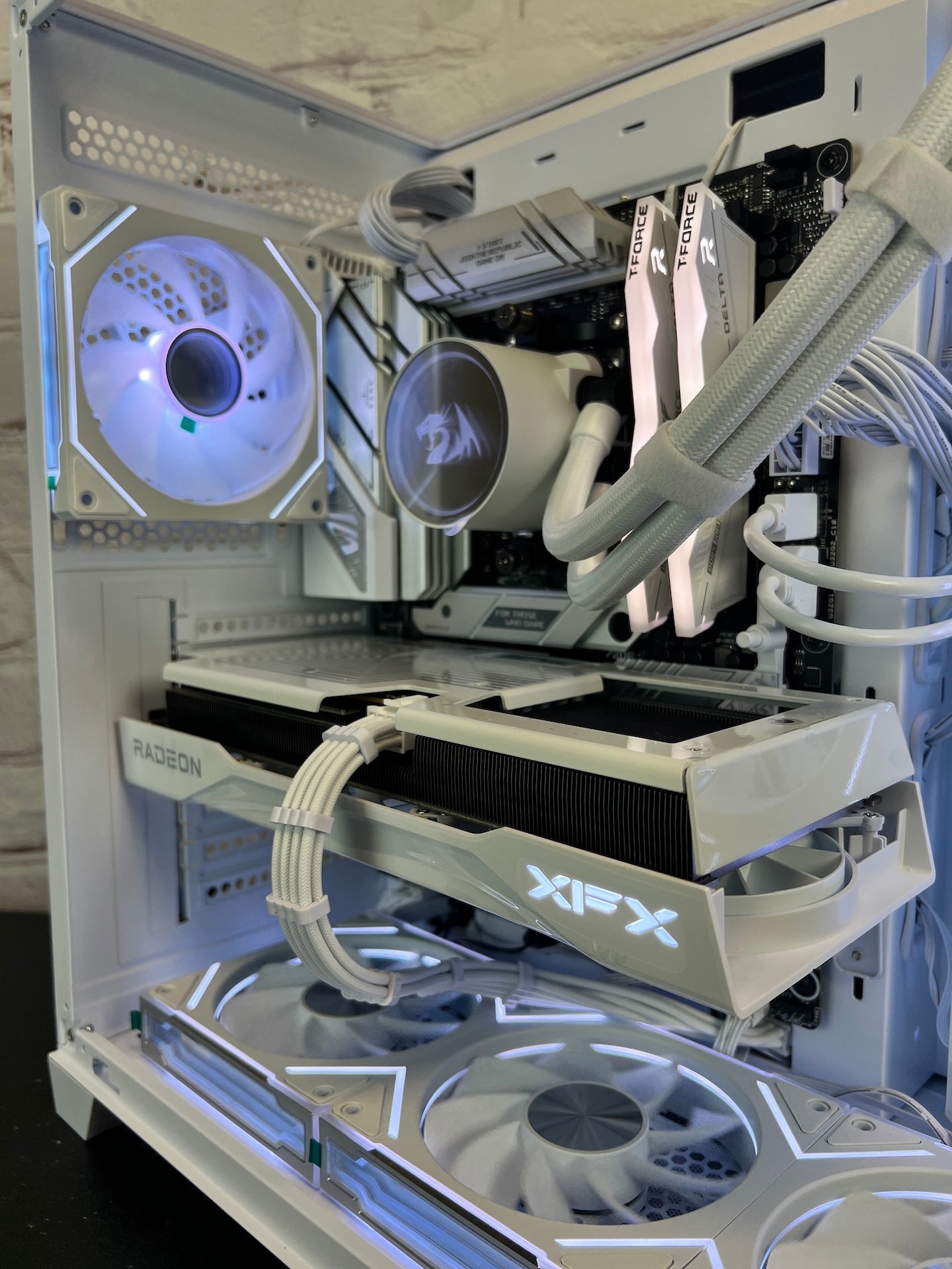 Liquid Cooled AMD RX 9060 XT 16GB Ryzen 5 8400F 16GB DDR5 1 TB M.2 Gaming PC